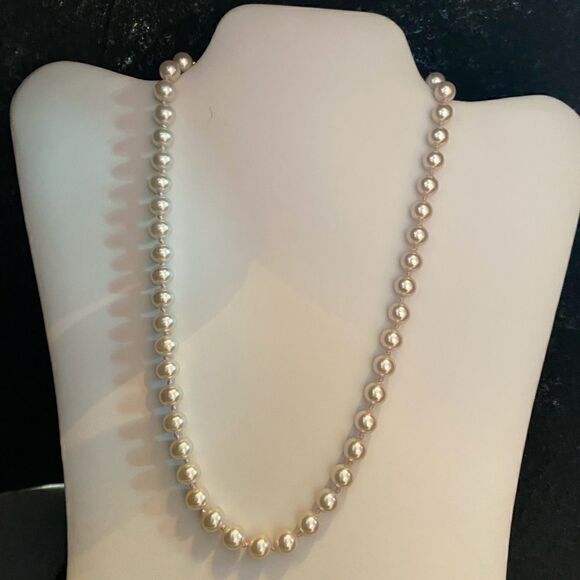 Vintage Faux Pearl Necklace - Picture 5 of 7